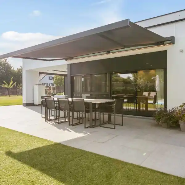 Een ervaren zonweringinstallateur voert professioneel zonwering uit